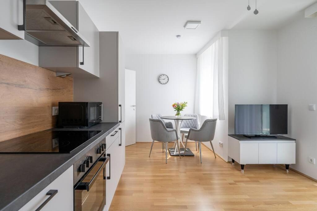 Elegant 1Br Flat With Balcony By Hm Apartment Vienna Exterior photo